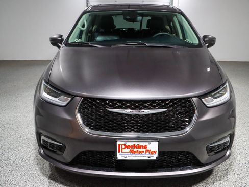 Used 2023 Chrysler Pacifica Touring-L FWD image 4