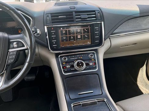 Used 2017 Lincoln Continental Select w/ Climate Package FWD image 7