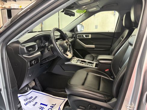Used 2023 Ford Explorer XLT w/ Equipment Group 202A AWD/4WD image 9