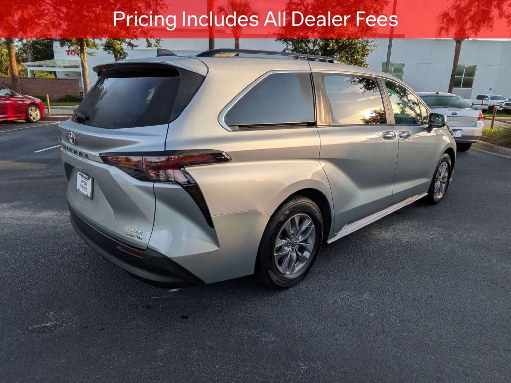 Used 2023 Toyota Sienna XLE FWD image 5