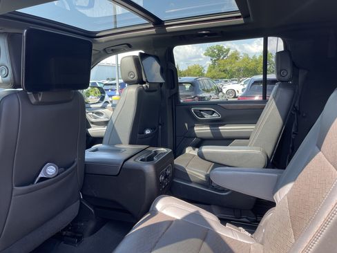Used 2021 Chevrolet Suburban High Country AWD/4WD image 23