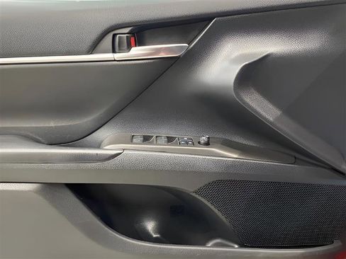 Used 2022 Toyota Camry LE image 9