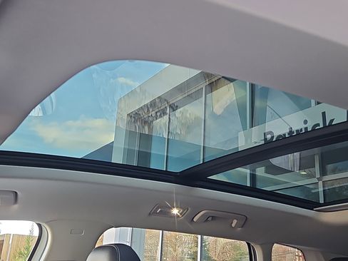 Certified 2022 Volkswagen Taos SE w/ Panoramic Sunroof Package image 9