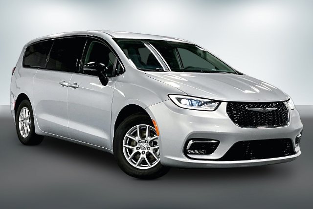 Used 2024 Chrysler Pacifica Touring-L FWD image 1