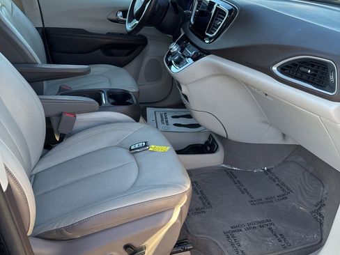 Used 2019 Chrysler Pacifica Touring-L w/ Premium Audio Group image 21