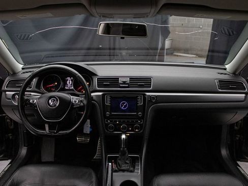 Used 2018 Volkswagen Passat 2.0T R-Line image 21