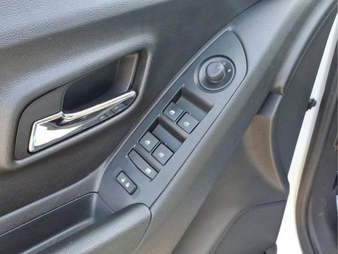 Used 2021 Chevrolet Trax LT w/ LT Convenience Package image 13