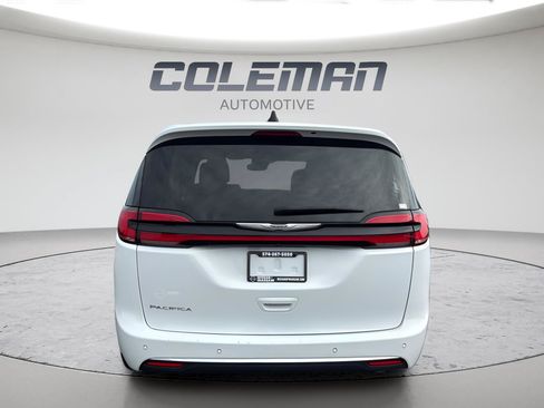 Used 2024 Chrysler Pacifica Touring-L FWD image 4