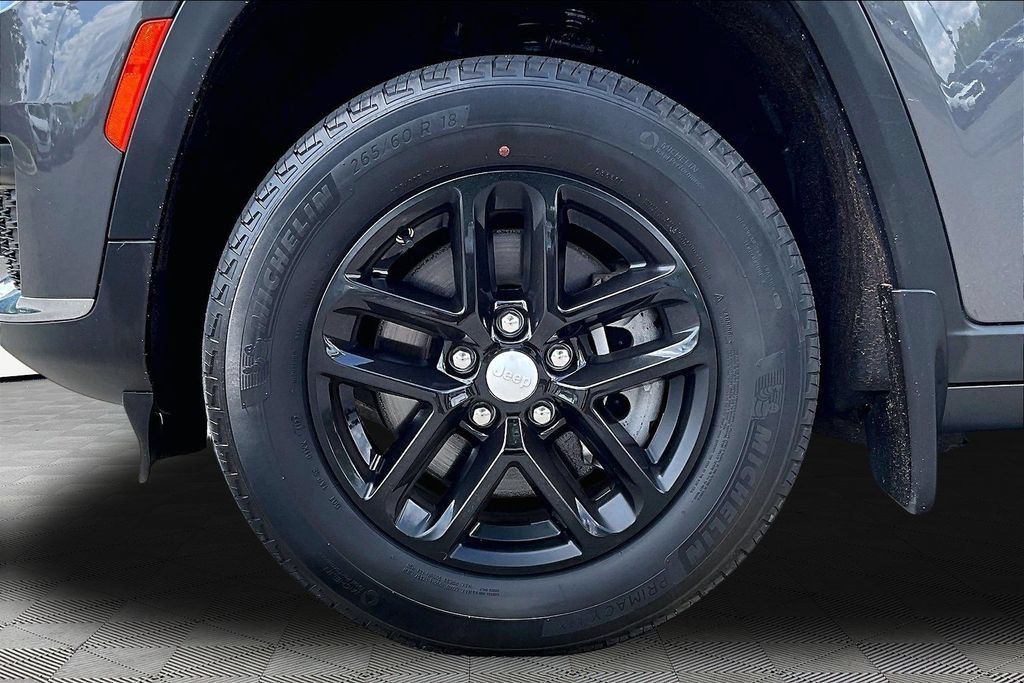 Used 2023 Jeep Grand Cherokee L Laredo AWD/4WD image 24