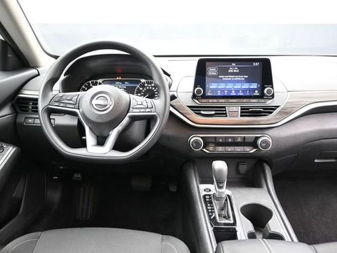 Used 2025 Nissan Altima 2.5 SV FWD image 10