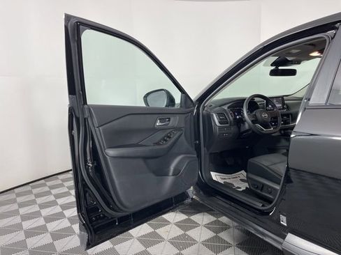 Used 2024 Nissan Rogue SV image 15