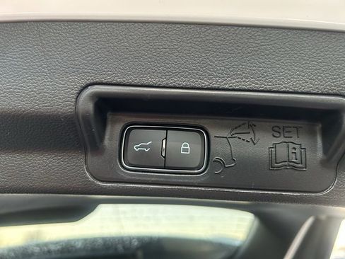 Used 2021 Ford Explorer XLT w/ Equipment Group 202A image 6