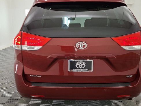 Used 2012 Toyota Sienna XLE w/ XLE Navigation Pkg image 3