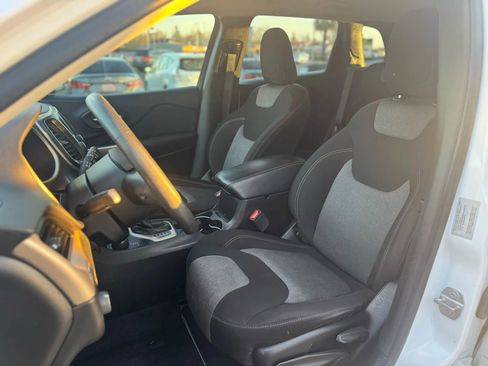 Used 2017 Jeep Cherokee Sport image 9