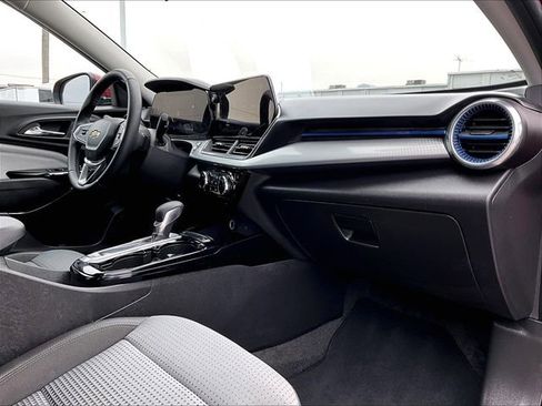 Used 2025 Chevrolet Trax LT w/ LT Convenience Package image 14