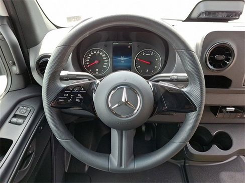 Used 2025 Mercedes-Benz Sprinter 2500 image 20
