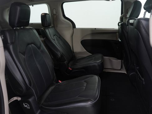 Used 2017 Chrysler Pacifica Limited image 12