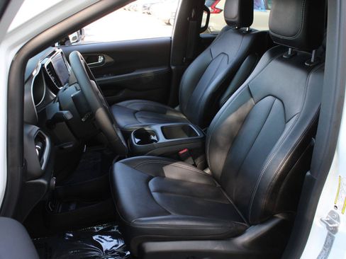 Used 2026 Chrysler Pacifica Select FWD image 17
