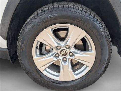 Used 2021 Toyota RAV4 XLE w/ Convenience Package image 21