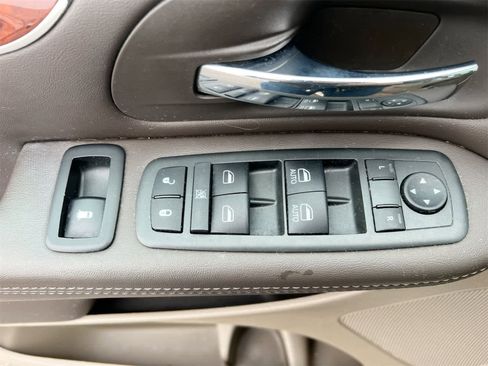 Used 2013 Chrysler Town & Country Touring-L w/ Driver Convenience Group image 17