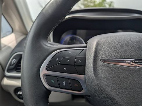 Used 2023 Chrysler Pacifica Touring-L FWD image 19