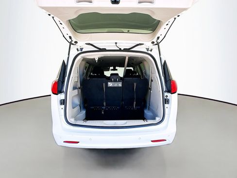 Used 2018 Chrysler Pacifica LX FWD image 29