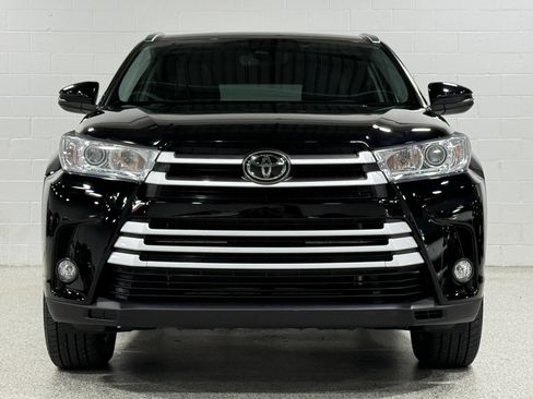 Used 2019 Toyota Highlander XLE AWD/4WD image 3