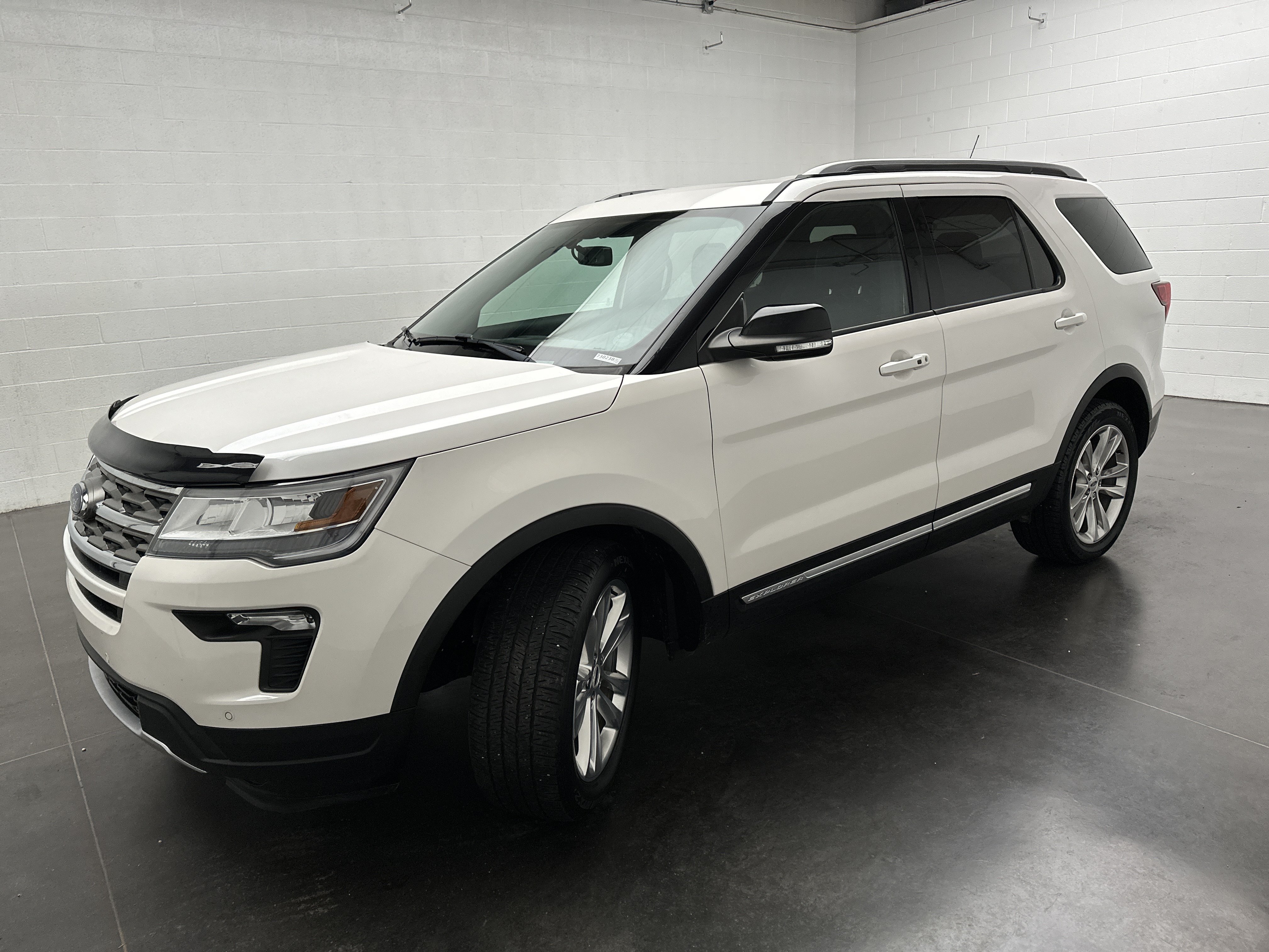 Used 2018 Ford Explorer XLT w/ Equipment Group 202A AWD/4WD image 5