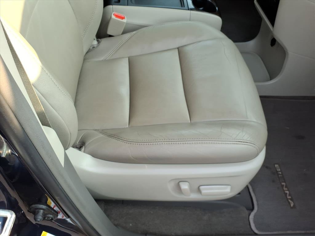 Used 2019 Toyota Sienna XLE w/ XLE Navigation Package FWD image 17