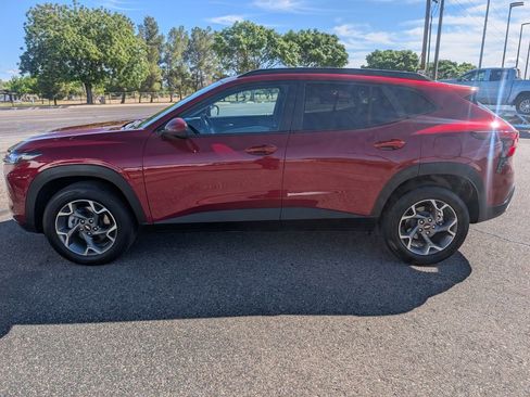Certified 2025 Chevrolet Trax LT FWD image 2