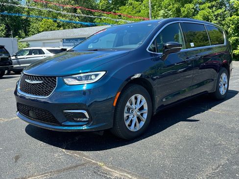 Used 2025 Chrysler Pacifica Select AWD/4WD image 3