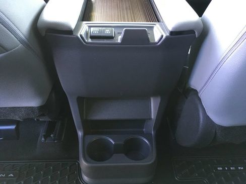 Used 2022 Toyota Sienna XLE FWD image 25