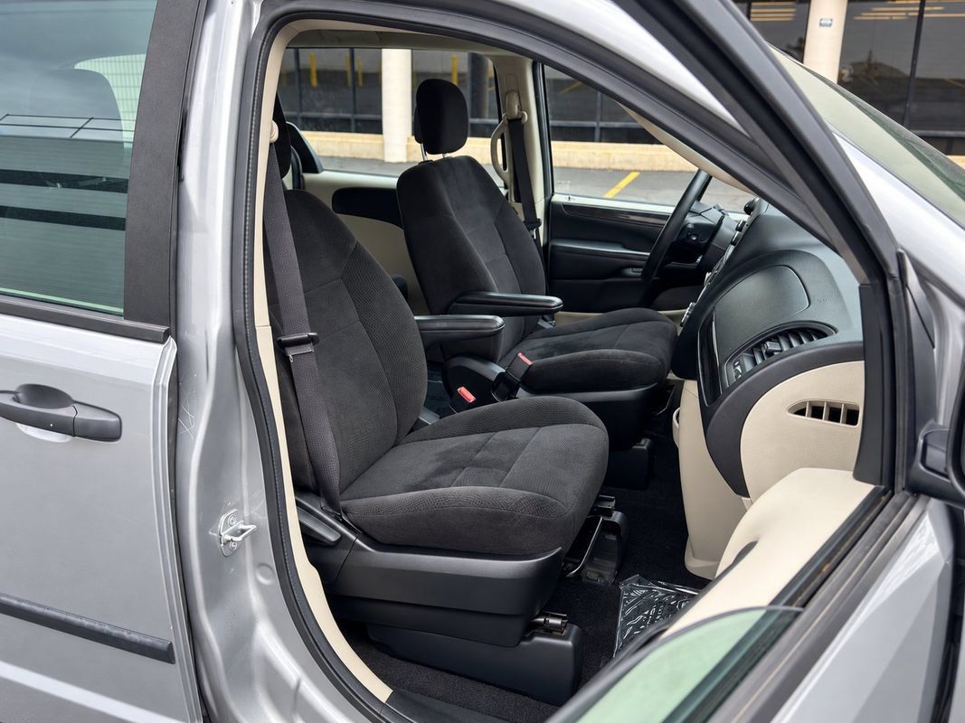 Used 2013 Dodge Grand Caravan American Value Package FWD image 22