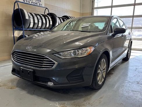 Used 2020 Ford Fusion SE image 2