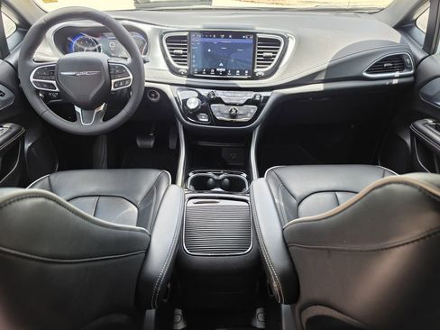 Certified 2026 Chrysler Pacifica Limited FWD image 13