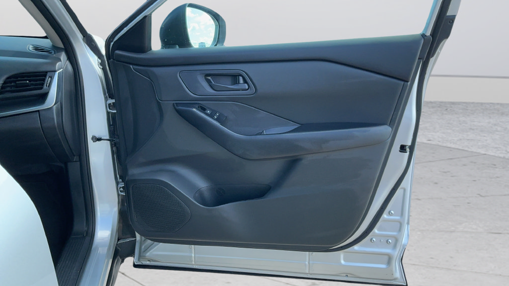 Used 2024 Nissan Rogue S FWD image 23