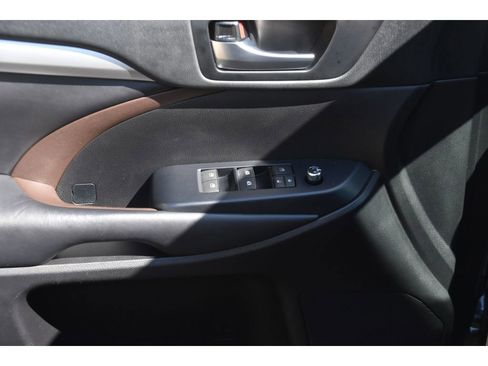 Used 2019 Toyota Highlander XLE AWD/4WD image 28