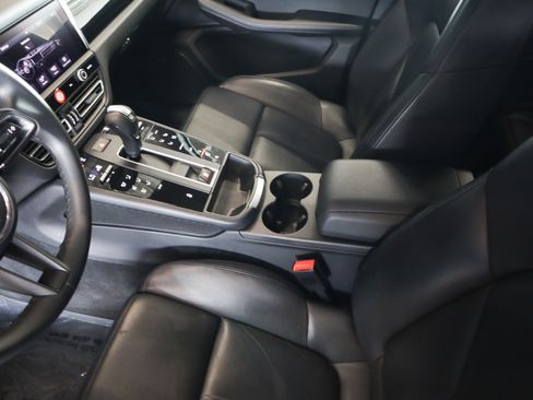 Certified 2022 Porsche Macan image 19