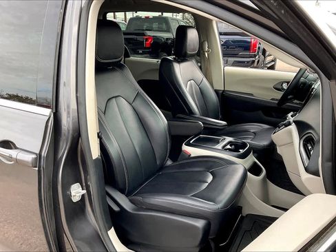 Used 2023 Chrysler Pacifica Touring-L image 9