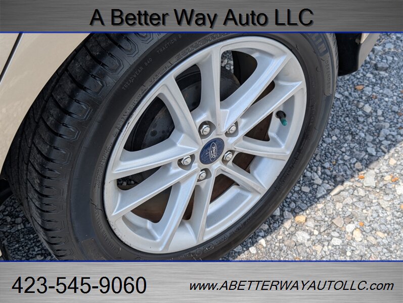 Used 2018 Ford Focus SE w/ Cold Weather Package FWD image 17