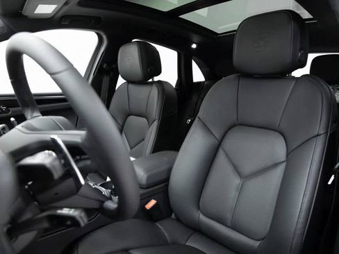 Certified 2025 Porsche Macan image 5