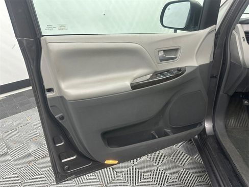 Used 2016 Toyota Sienna L image 11