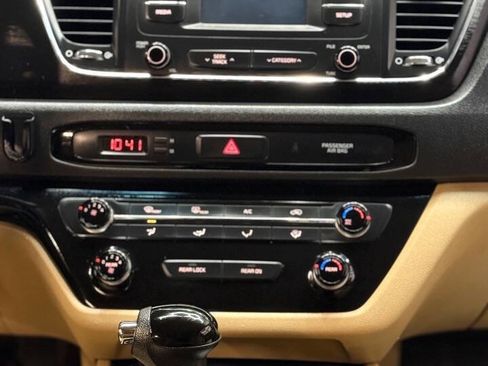 Used 2016 Kia Sedona LX w/ LX Convenience Package image 18