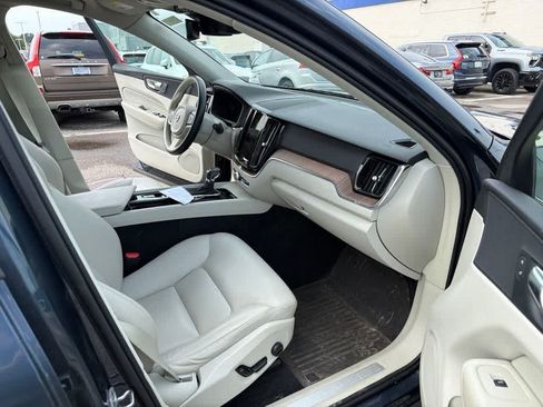Used 2021 Volvo XC60 T5 Momentum AWD/4WD image 17