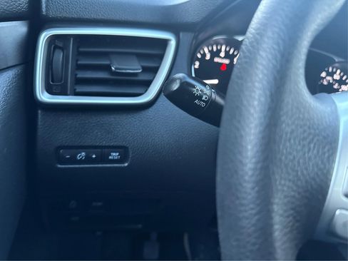 Used 2015 Nissan Rogue SV image 24