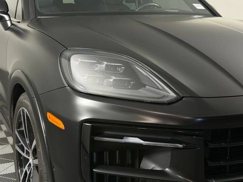 Used 2025 Porsche Cayenne GTS AWD/4WD image 12
