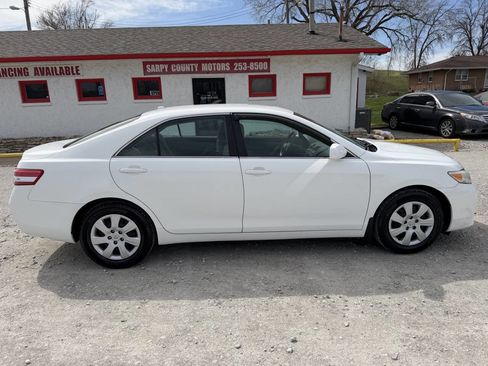 Used 2010 Toyota Camry LE image 2