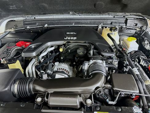 Used 2018 Jeep Wrangler Unlimited Rubicon w/ Dual Top Group image 29