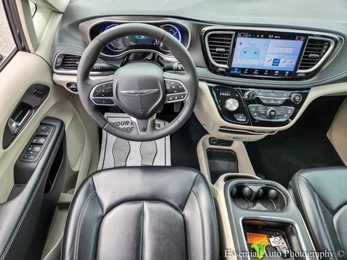 Used 2023 Chrysler Pacifica Touring-L FWD image 13