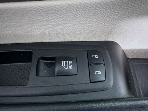 Used 2024 Chrysler Pacifica Limited FWD image 29